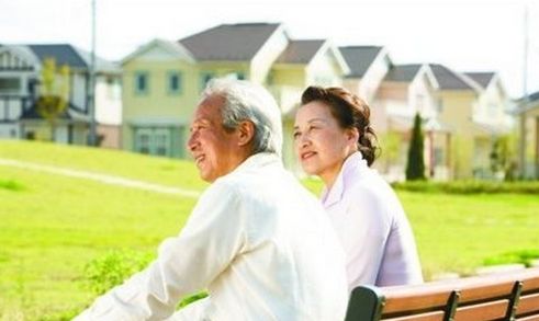 老人買什么保險好？這幾份必須買！