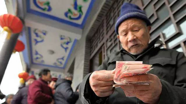 養(yǎng)老金能領(lǐng)多少錢(qián)？又一省公布養(yǎng)老金調(diào)整辦法，高齡退休人員有福了