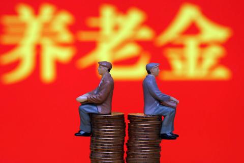 為什么企退養(yǎng)老金漲得更多？?jī)烧叩牟罹嗄芟龁幔? width=